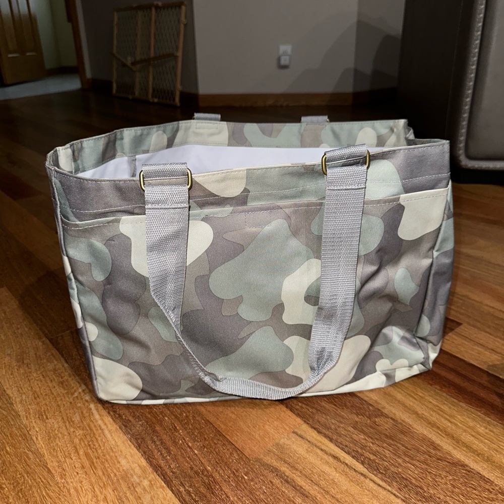 Thirty-One Everyday Essentials soft CamoTote Bag. EUC